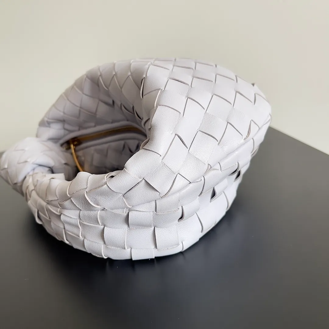 Batch 1120 Bottega veneta͙.——The latest braided and knotted hobo🔥 The top-grade lambskin leather is very soft, the bag shape is unique, practical and durable. It retains the traditional weaving elements while being a bit more flamboyant ~ Made of hand-woven sheepskin, zipper opening and closing, curved seamless structure, effortless to match. Highly recommended⚠️⚠️⚠️ The highest-end in the market🌈 Welcome to compare [Factory equipped with full package] size: 23x15x5cm.   Model: 651876